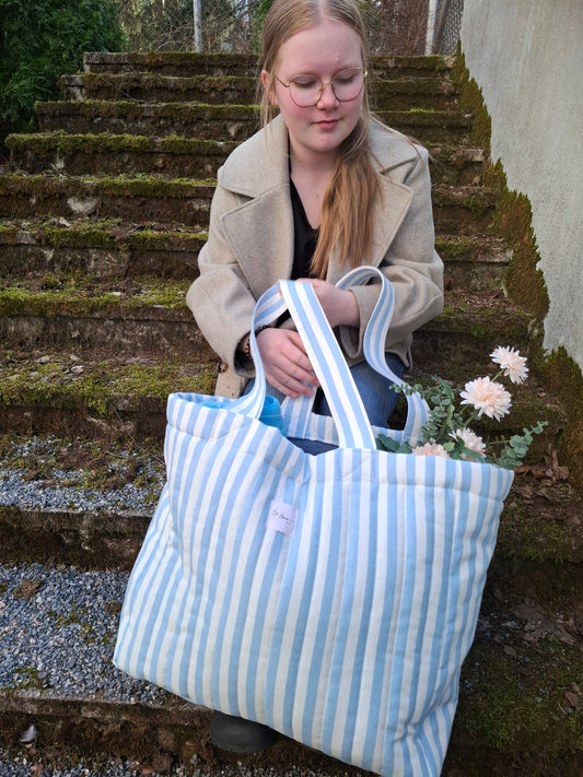 iso raidallinen kangaskassi. Viikonloppukassi suomalaista käsityötä. Iso totebag. Muhkea tikattu kassi. Rantakassi. Iso kesäkassi. Lahjaksi ystävälle. Lahjaidea naiselle.