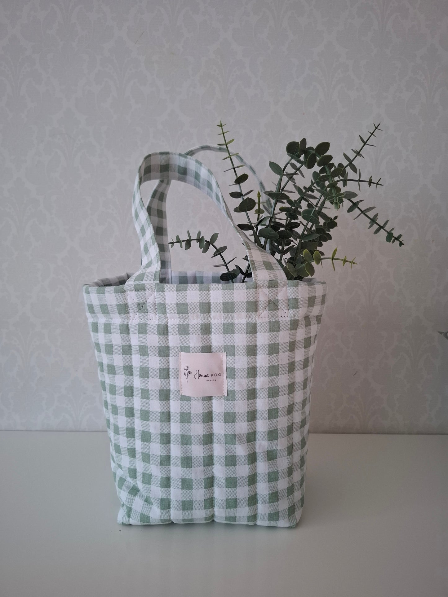 vihreäruudullinen pieni kangaskassi suomalaista käsityötä. mini totebag. söpö lounaskassi. pieni kesäkassi.