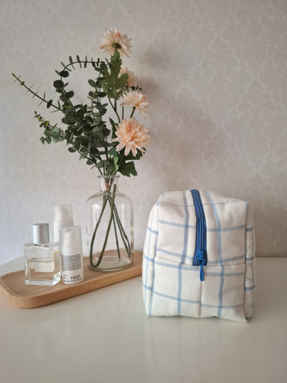 Vaaleansiniruudullinen Midi -meikkipussi