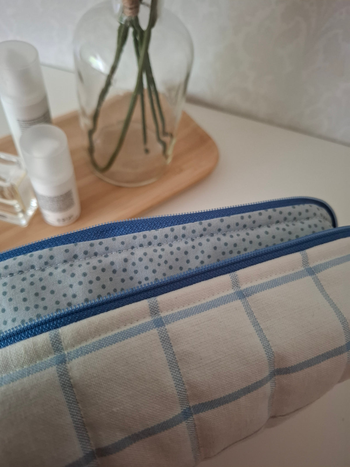 Vaaleansiniruudullinen Midi -meikkipussi