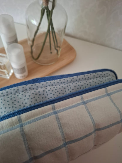 Vaaleansiniruudullinen Midi -meikkipussi