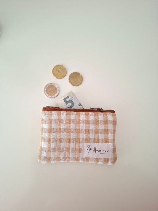 Beigeruudullinen pieni pussukka, kolikkokukkaro, korttipussukka. Rahapussi. Suomalaista käsityötä. Lahjaidea. Lahjaksi.