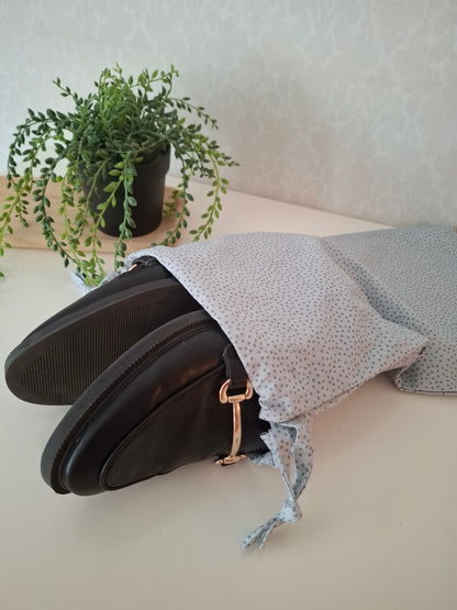 Vaaleansininen kangaspussi kengille. Kenkäpussi matkalle. Kenkien säilytyspussi. Suomalaista käsityötä.