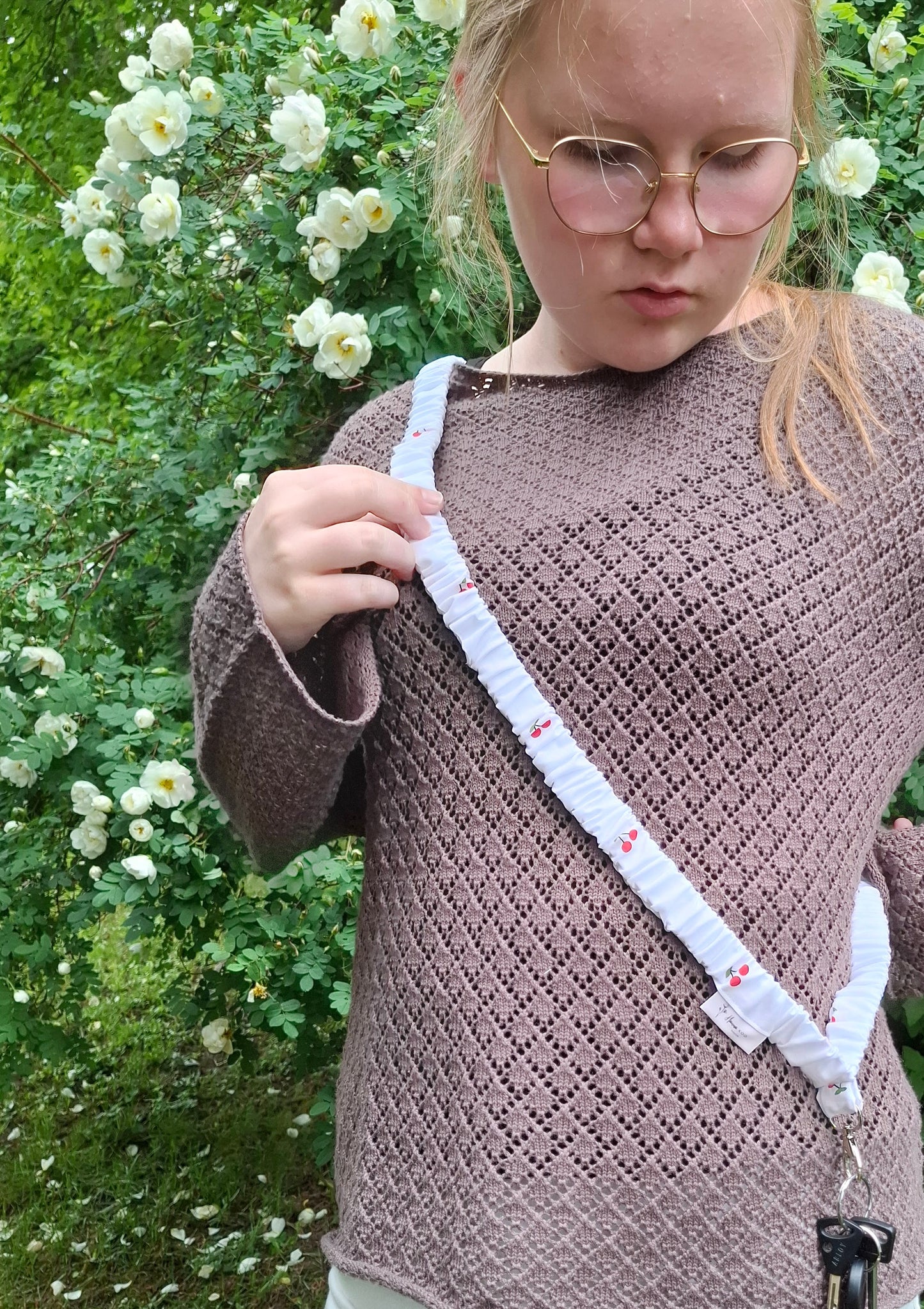 Joustava pitkä avainnauha. Kirsikka avainnauha. Rypytetty crossbody avainnauha. Suomalaista käsityötä. Avainnauha opettajalle, avainnauha hoitajalle.