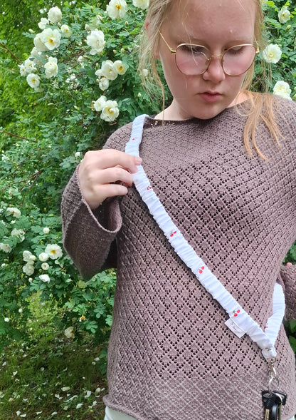 Joustava pitkä avainnauha. Kirsikka avainnauha. Rypytetty crossbody avainnauha. Suomalaista käsityötä. Avainnauha opettajalle, avainnauha hoitajalle.