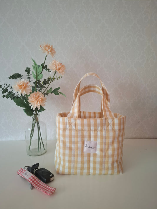 Ruudullinen pieni totebag.