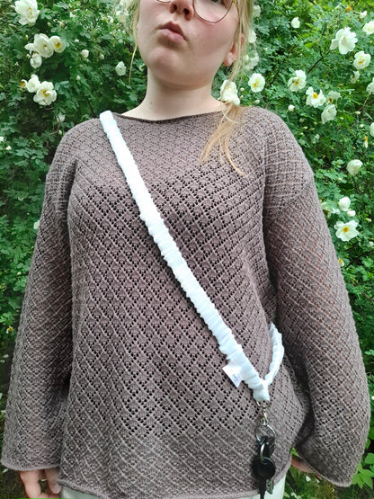 Joustava pitkä avainnauha. Rypytetty crossbody avainnauha. Avainnauha opettajalle. Avainnauha hoitajalle. Suomalaista käsityötä.