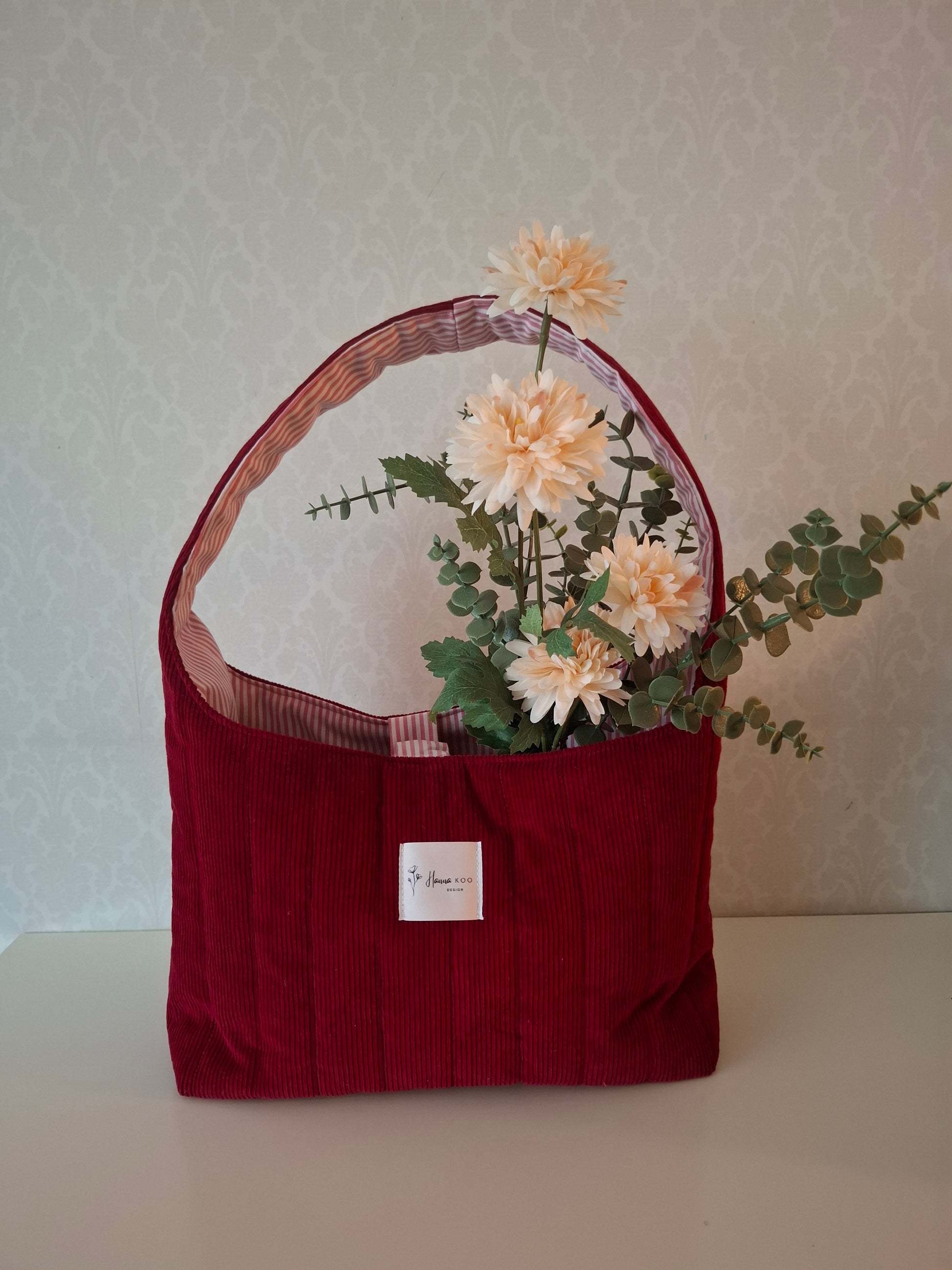 Punainen vakosamettinen Hobo -laukku Suomalaista käsityötä. Olkalaukku. Lahjaidea ystävälle. Joululahjaidea. Lahja vaimolle. Syntymäpäivälahja naiselle.