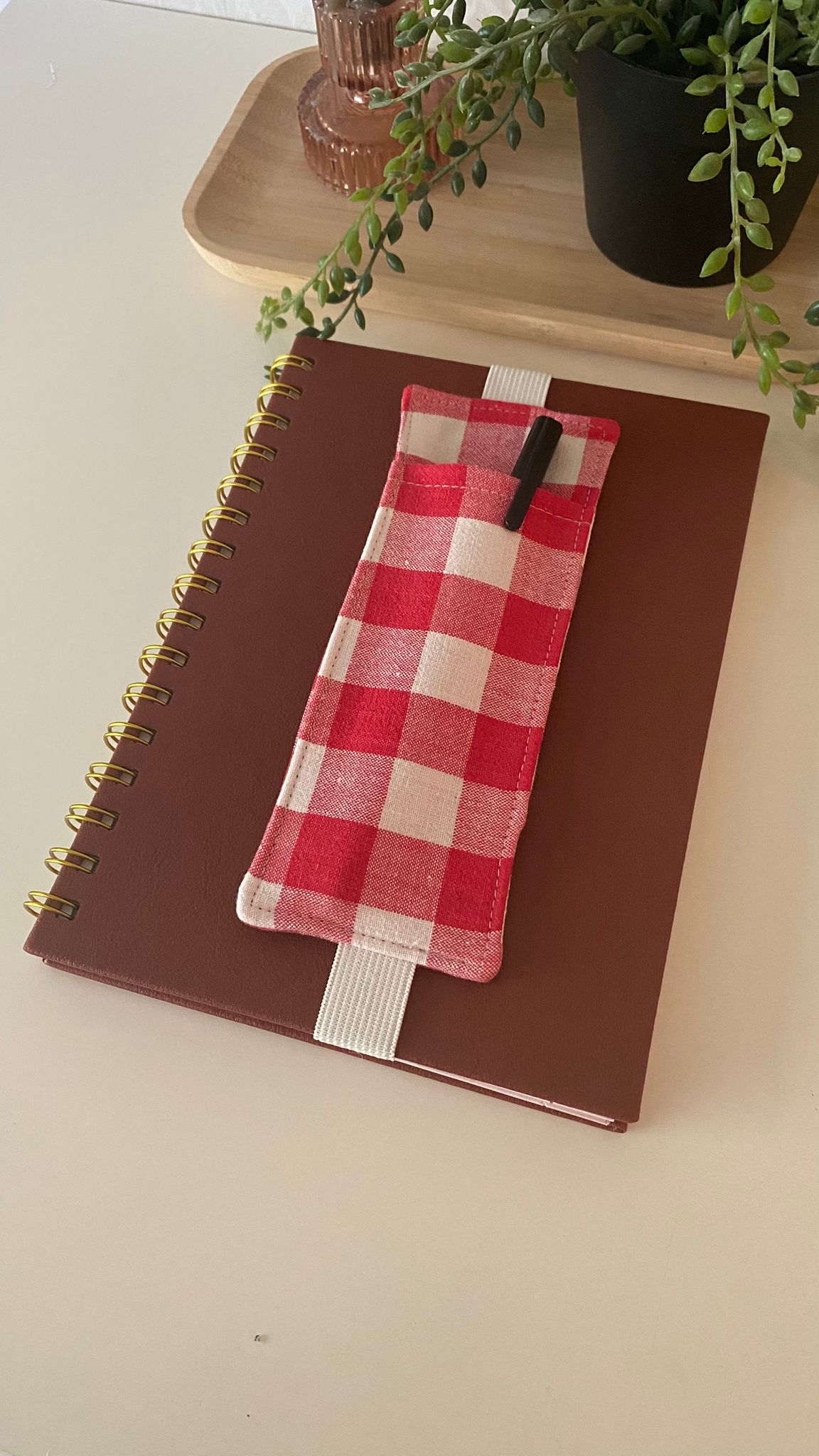 Punaruudullinen kynätasku kalenteriin, suomalaista käsityötä. Kynätasku opettajalle. 