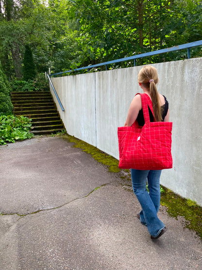 Suomessa käsityönä valmistettu punaruudullinen viikonloppukassi, rantakassi, treenikassi, kesäkassi. Lahjaksi ystävälle, lahjaidea puolisolle. Lahja naiselle.