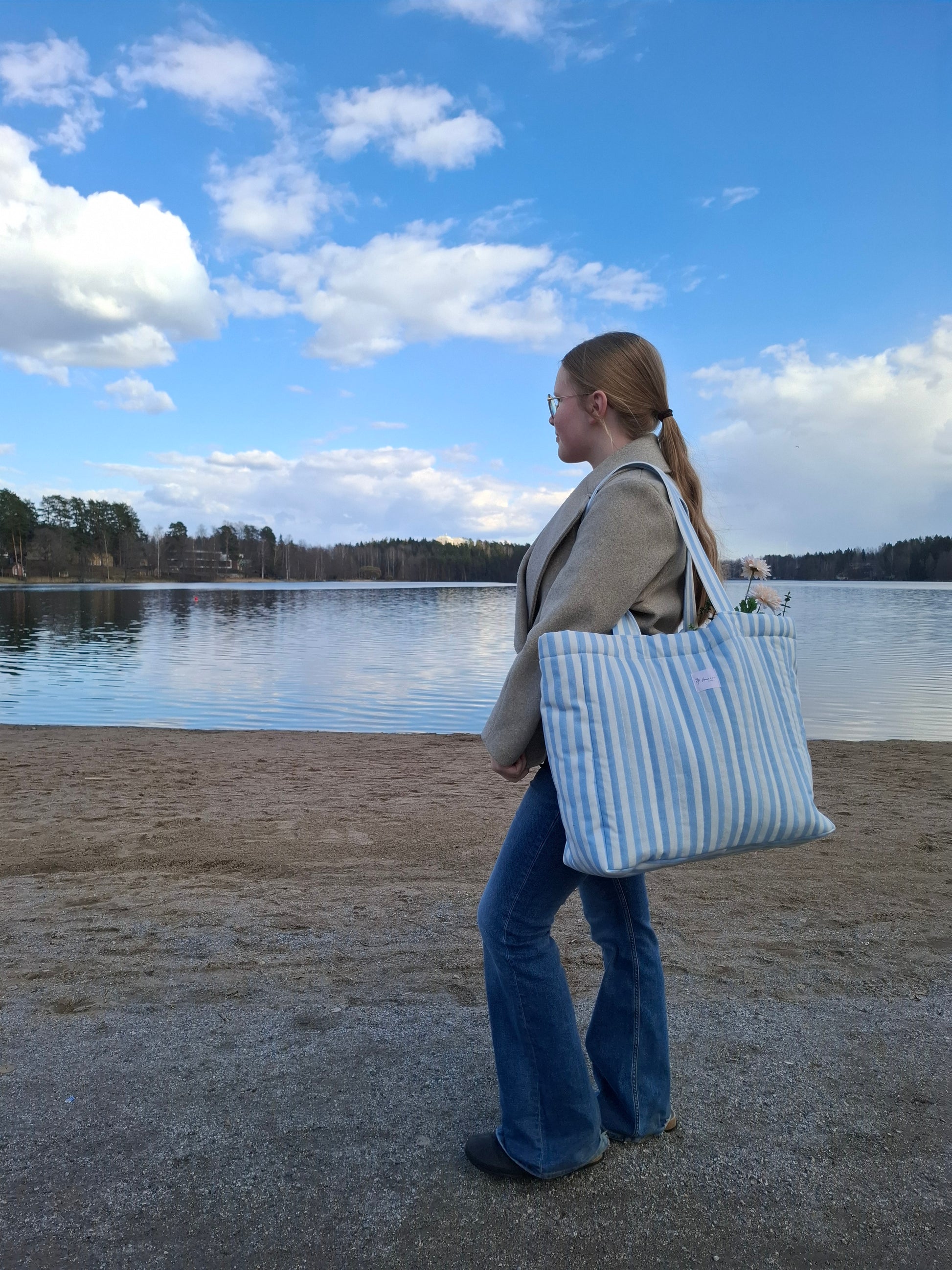 iso raidallinen kangaskassi. Viikonloppukassi suomalaista käsityötä. Iso totebag. Muhkea tikattu kassi.