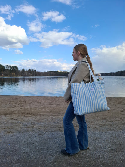 iso raidallinen kangaskassi. Viikonloppukassi suomalaista käsityötä. Iso totebag. Muhkea tikattu kassi.