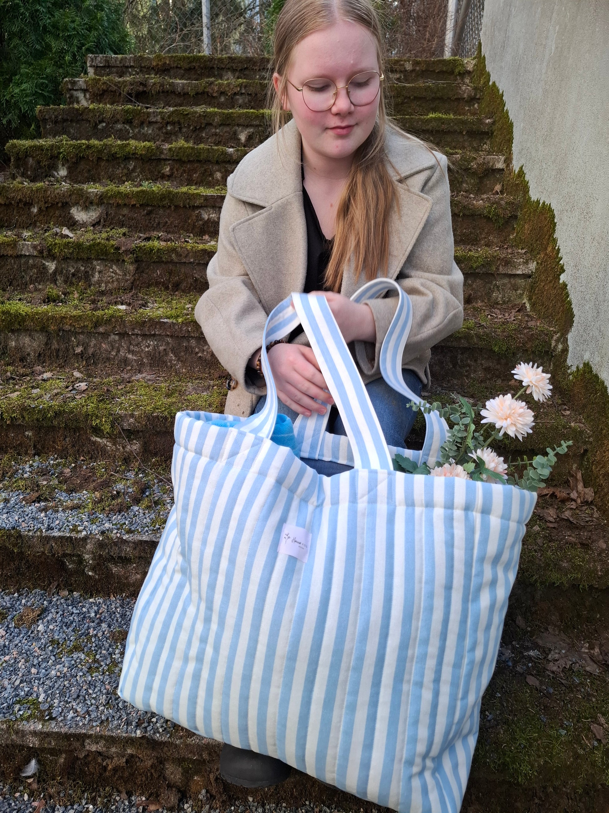 iso raidallinen kangaskassi. Viikonloppukassi suomalaista käsityötä. Iso totebag. Muhkea tikattu kassi. Rantakassi. Iso kesäkassi. Lahjaksi ystävälle. Lahjaidea naiselle.