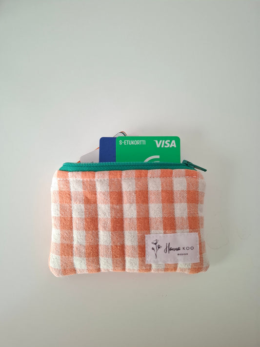 Oranssiruudullinen kolikkopussukka, korttikukkaro, vetoketjullinen pieni kukkaro. Suomalaista käsityötä.