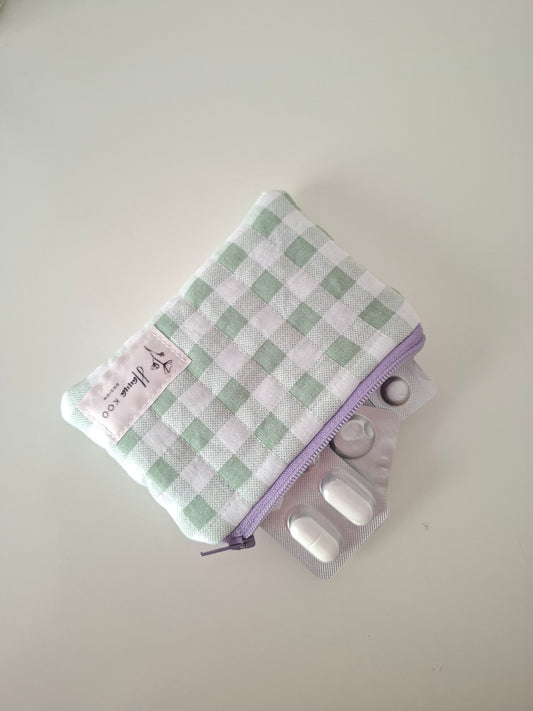 Vihreäruudullinen pieni pussukka liilalla vetoketjulla. Kolikkokukkaro, korttikukkaro, kolikkopussukka. Suomalaista käsityötä.