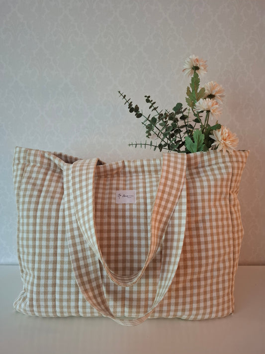 Suomessa käsityönä valmistettu iso totebag. Viikonloppukassi, treenikassi, kesäkassi, rantakassi. 