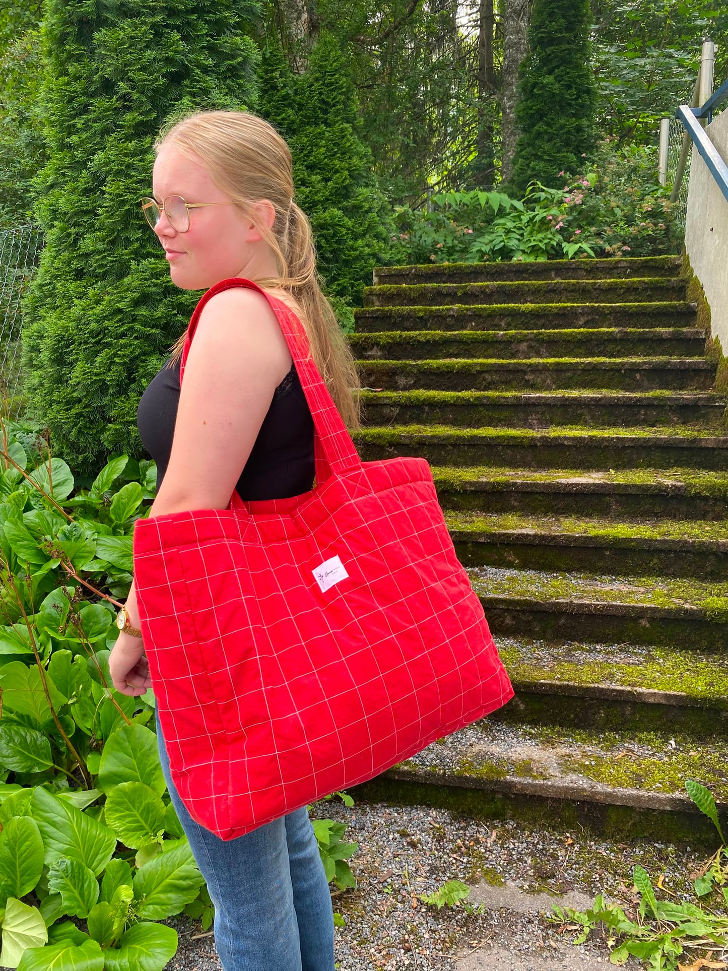 Suomessa käsityönä valmistettu punaruudullinen viikonloppukassi, rantakassi, treenikassi, kesäkassi. Lahjaksi ystävälle, lahjaidea puolisolle. Lahja naiselle. Iso kangaskassi.