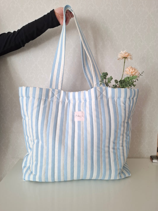 iso raidallinen kangaskassi. Viikonloppukassi suomalaista käsityötä. Iso totebag. Muhkea tikattu kassi.