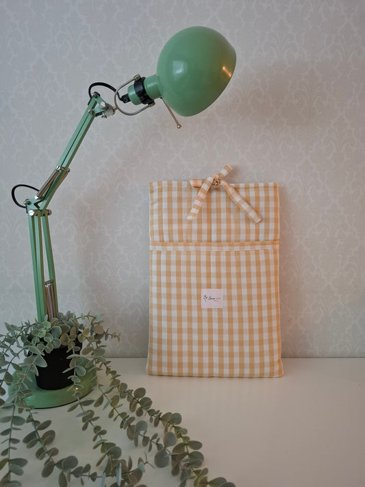 Söpö ruudullinen suojapussukka tietokoneelle. Läppärin suojus suomalaista käsityötä. Läppärinsuojakotelo. Taskullinen läppärisuojus. 