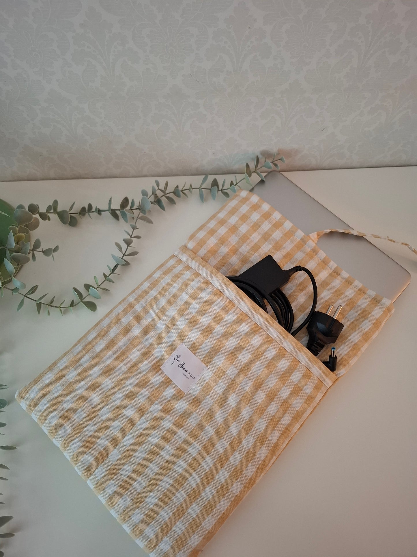 Ruudullinen keltainen suojapussukka tietokoneelle. Läppärin suojus suomalaista käsityötä. Läppärinsuojakotelo. Taskullinen läppärisuojus. 