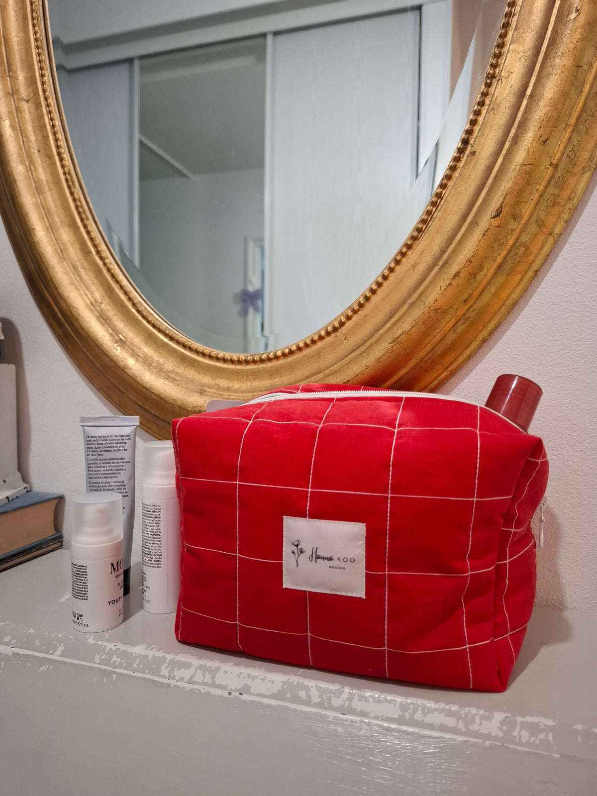 ihana punaruudullinen meikkipussi, suomalaista käsityötä. Tilava meikkipussi. Lahjaksi ystävälle, lahjaidea naiselle.