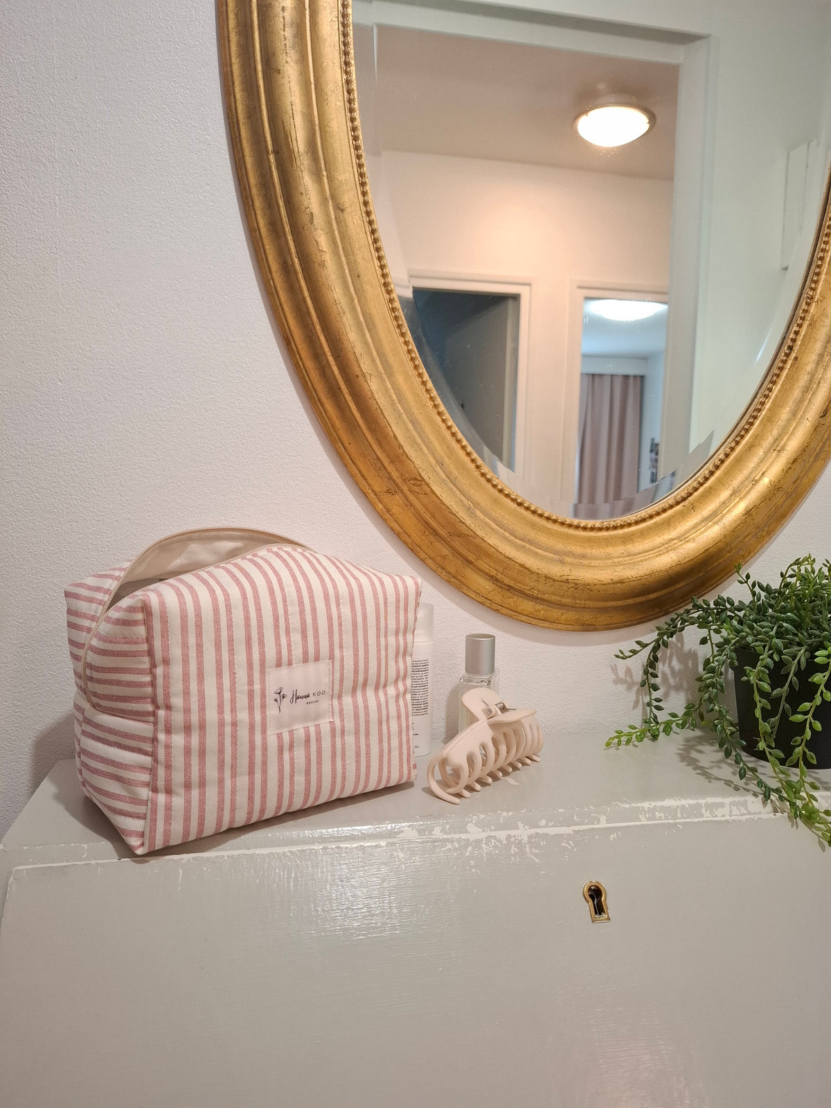Tilava punaraidallinen meikkipussi kosmetiikalle. Suomalaista käsityötä ja suunnittelua lahjaksi ystävälle, lahjaidea naiselle, vaimolle, äidille.