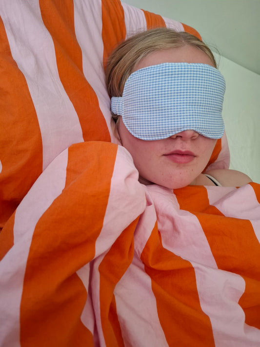 Pehmeä, ruudullinen, vaaleansininen unimaski. Suomalaista käsityötä. Lahjaidea ystävälle.