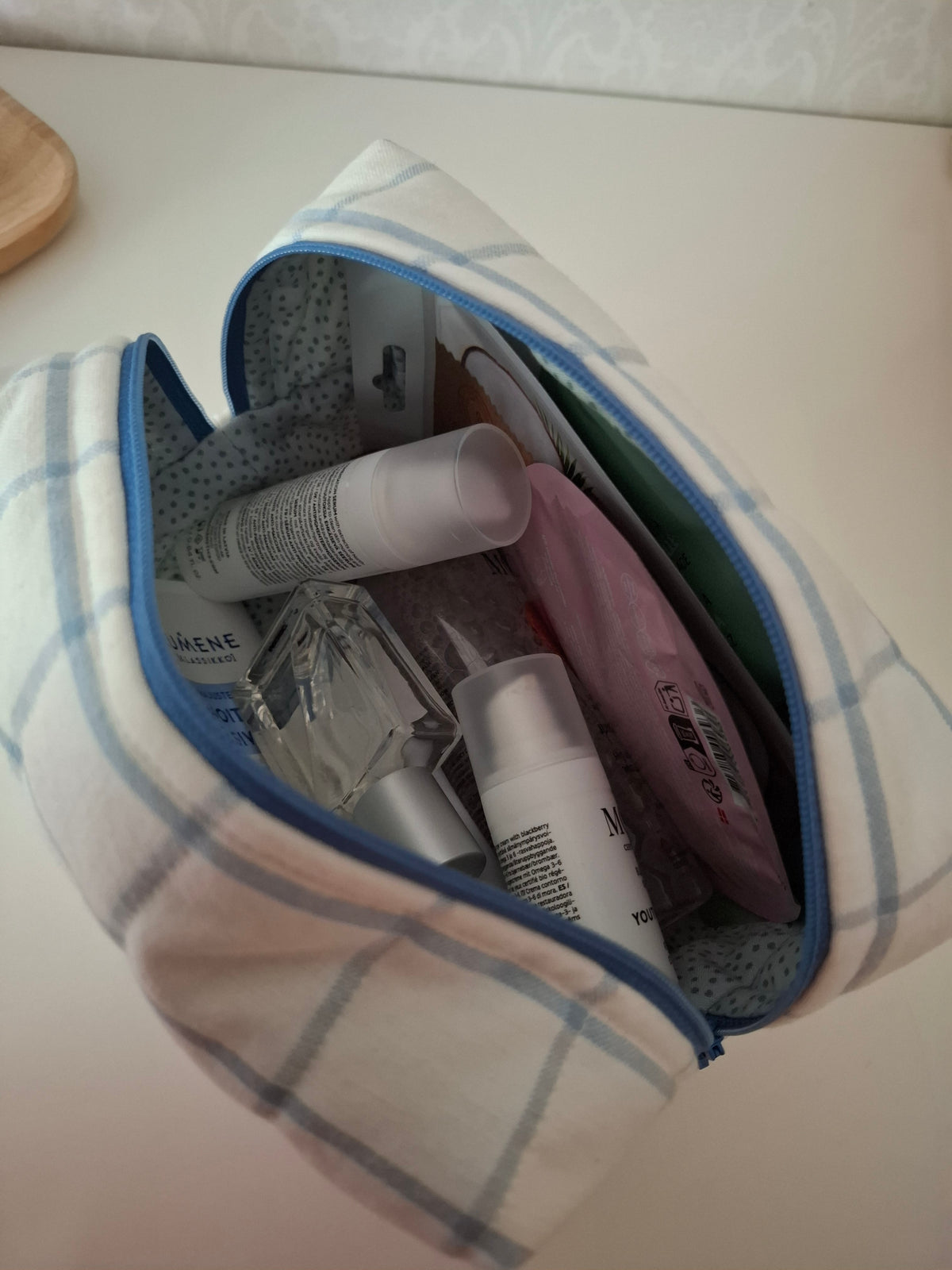 vaaleansiniruudullinen meikkipussi suomalaista käsityötä. Lahjaidea naiselle, lahjaksi tyttöystävälle, lahja ystävälle.