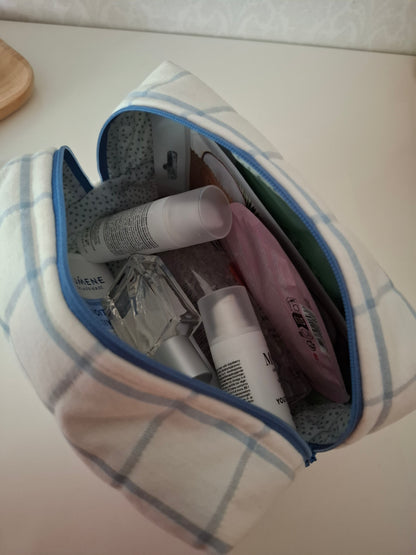 vaaleansiniruudullinen meikkipussi suomalaista käsityötä. Lahjaidea naiselle, lahjaksi tyttöystävälle, lahja ystävälle.