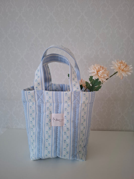 vaaleansininen pieni kangaskassi suomalaista käsityötä. mini totebag. söpö lounaskassi. pieni kesäkassi.