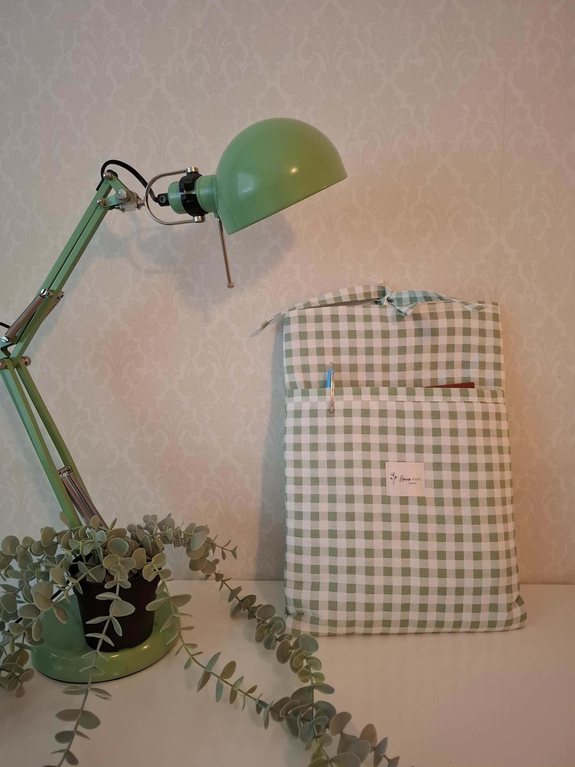 Vihreäruudullinen suojapussukka tietokoneelle. Läppärin suojus suomalaista käsityötä. Läppärinsuojakotelo. Taskullinen läppärisuojus. 