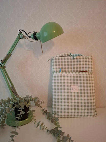 Vihreäruudullinen suojapussukka tietokoneelle. Läppärin suojus suomalaista käsityötä. Läppärinsuojakotelo. Taskullinen läppärisuojus. 