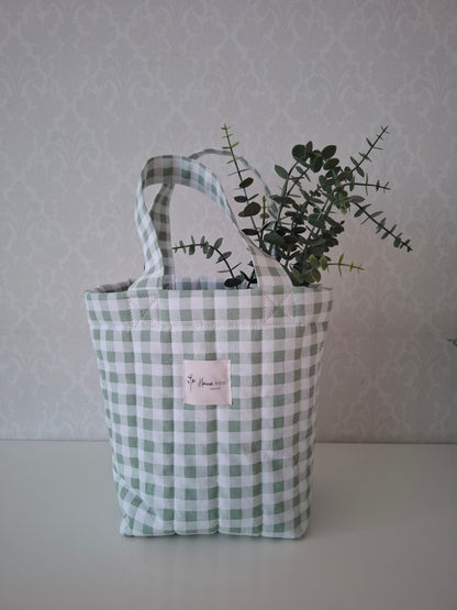 vihreäruudullinen pieni kangaskassi suomalaista käsityötä. mini totebag. söpö lounaskassi. pieni kesäkassi.