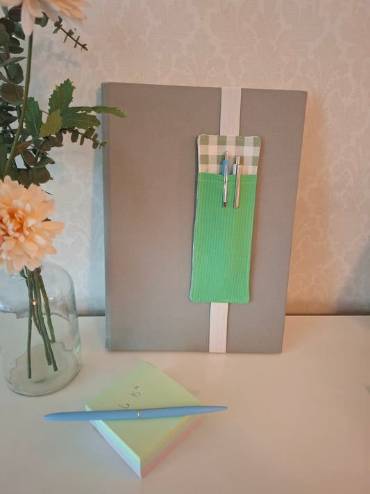 vihreäruudullinen kynätasku A4 -kokoiseen kalenteriin. suomalaista käsityötä. Lahjaksi opettajalle.
